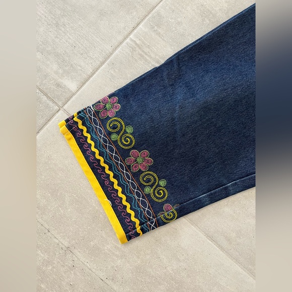 Adorable Y2K Guess Capris! - Picture 3 of 4